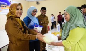 Penyerahan bantuan usaha dilakukan secara simbolis oleh Wakil Gubernur Gorontalo, Idah Syahidah Rusli Habibie, didampingi Anggota DPRD Provinsi Gorontalo Komisi I, Femy Udoki. Foto: Diskominfotik