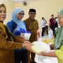 Penyerahan bantuan usaha dilakukan secara simbolis oleh Wakil Gubernur Gorontalo, Idah Syahidah Rusli Habibie, didampingi Anggota DPRD Provinsi Gorontalo Komisi I, Femy Udoki. Foto: Diskominfotik