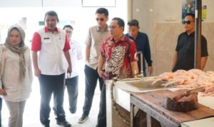 Komisi II DPRD Kota Gorontalo saat meninjau pasar sentral yang didampingi langsung kadis Disperindag Kota. Foto: Humas Dekot
