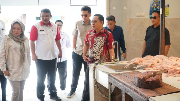 Komisi II DPRD Kota Gorontalo saat meninjau pasar sentral yang didampingi langsung kadis Disperindag Kota. Foto: Humas Dekot