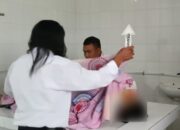 Tim inavis Polres Bone Bolango saat melakukan pemeriksaan terhadap tubuh Alm Muh. Jaksen. Foto: Arlan/simpulindo