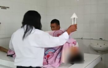 Tim inavis Polres Bone Bolango saat melakukan pemeriksaan terhadap tubuh Alm Muh. Jaksen. Foto: Arlan/simpulindo