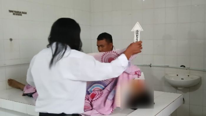 Tim inavis Polres Bone Bolango saat melakukan pemeriksaan terhadap tubuh Alm Muh. Jaksen. Foto: Arlan/simpulindo