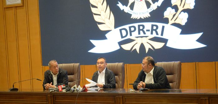 Konferensi pers menanggapi 17 tuntutan rakyat Wakil Ketua DPR RI, Saan Mustopa, dan Cucun Ahmad Syamsurijal, dan Sufmi Dasco Ahmad. Foto: Parlementaria