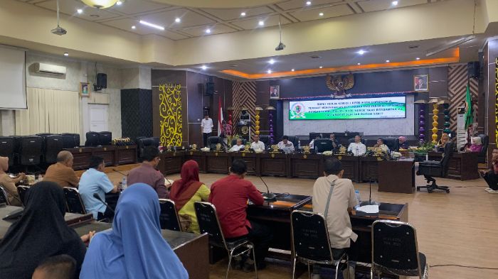 Rapat dengar pendapat Komisi I DPRD Kota Gorontalo bersama pihak RS Aloe Saboe. Foto: Nur Izatul