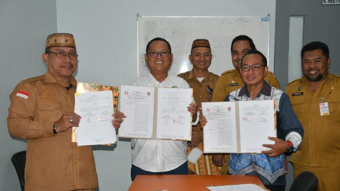 Penandatanganan Kerjasama Pemkab Gorut dengan dengan PT Sumber Alfaria Trijaya Tbk. Foto: Adrian