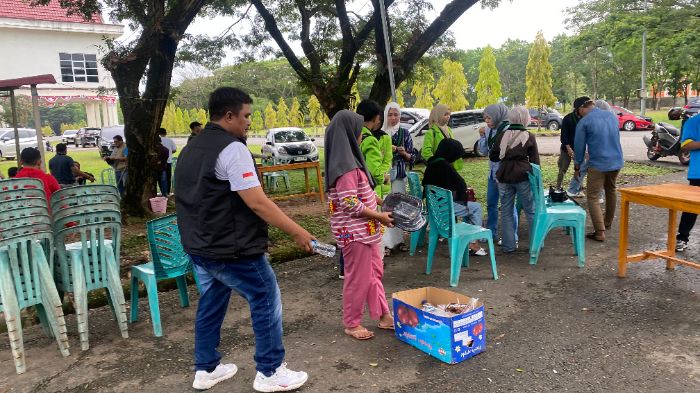aksi bersih-bersih sampah oleh Krang Taruna Gorut. Foto: Adrian