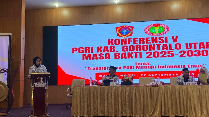 Wakil Bupati Gorontalo Utara, Nurjanah H. Yusuf saat membuka acara Konferensi PGRI Gorut. Foto: Adrian