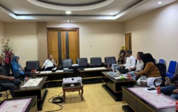 Ketua DPRD Prov. Gorontalo, Thomas Mopili didampingi dua legislator Daerah Pemilihan Bone Bolango, Femmi Udoki dan Hamzah Idrus saat menerima audiensi Aliansi Pinogu Merdeka. Foto: Istimewa/RRI