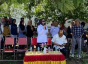 Wakil Bupati Gorontalo Utara, Nurjanah Yusuf saat melepas kontingen Marching Band SDN 8 Kwandang yang akan mengikuti lomba di tingkat provinsi. Foto: Adrian