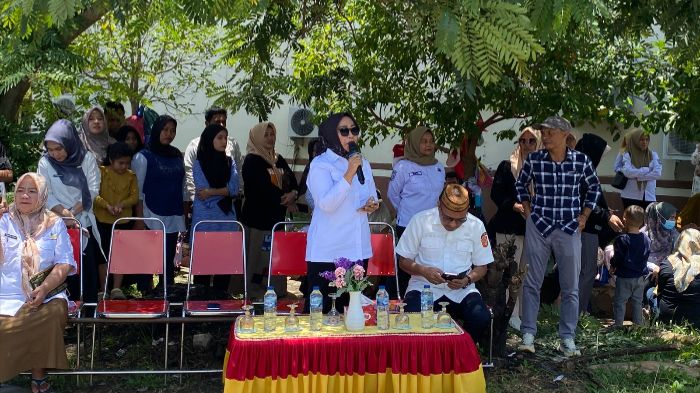 Wakil Bupati Gorontalo Utara, Nurjanah Yusuf saat melepas kontingen Marching Band SDN 8 Kwandang yang akan mengikuti lomba di tingkat provinsi. Foto: Adrian