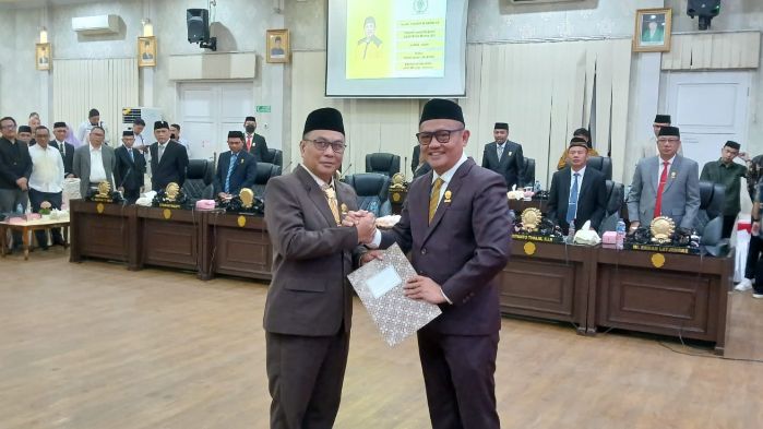 Ketua DPRD Kota Gorontalo, Irwan Hunawa, dan Anggota DPRD Kota Gorontalo, Susanto Hairun Liputo usai pelantikan. Foto: Arlan