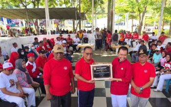Bupati Gorontalo Utara, Thariq Modanggu saat menerima penghargaan sebagai Bupati Pemberdaya. Foto: Adrian