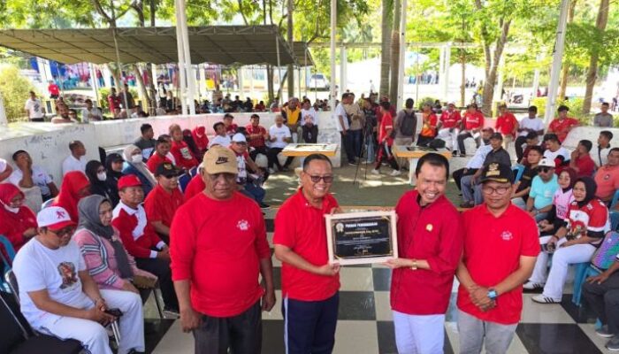 Thariq Terima Penghargaan Bupati Pemberdaya