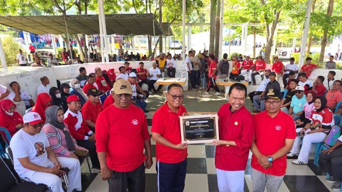 Bupati Gorontalo Utara, Thariq Modanggu saat menerima penghargaan sebagai Bupati Pemberdaya. Foto: Adrian