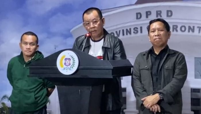 Ketua BK DPRD Provinsi Gorontalo Fikram Salilama yang didampingi oleh Wakil Ketua BK Umar Karim dan anggota BK Ekwan Ahmad. Foto: Tangkapan layar video konferensi pers