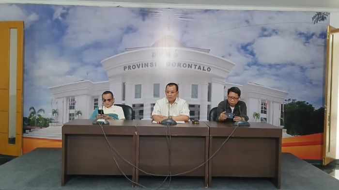Konferensi Pers Badan Kehormatan DPRD Provinsi Gorontalo menanggapi video viral WM. Foto: Arlan/simpulindo