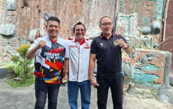 Ketua KONI Kabgor Periode 2021-2025, Irawan Huntoyungo yang di apit oleh dua calon ketua Koni Kabgor. Foto: Bobi Riawan/RRI