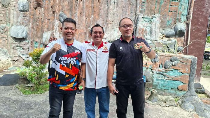 Ketua KONI Kabgor Periode 2021-2025, Irawan Huntoyungo yang di apit oleh dua calon ketua Koni Kabgor. Foto: Bobi Riawan/RRI