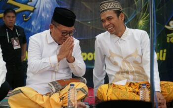 Ustaz Abdul Somad di dampingi Bupati Gorut saat memberikan ceramah yang bertajuk Cahaya Iman Memandu Kemajuan Gorontalo Utara. Foto: Adrian