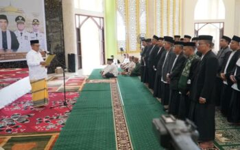 Bupati Gorontalo Utara, Thariq Modanggu saat mengukuhkan pengurus Takmirul Masjid Jabal Iqra. Foto: Adrian