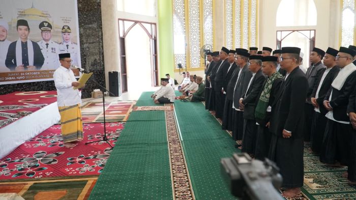 Bupati Gorontalo Utara, Thariq Modanggu saat mengukuhkan pengurus Takmirul Masjid Jabal Iqra. Foto: Adrian