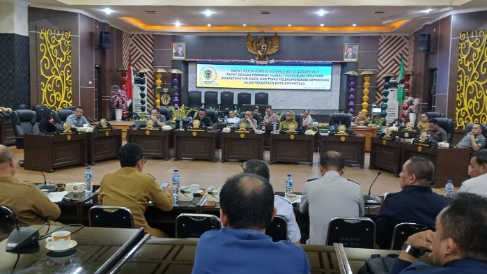 Rapat kerja Komisi III DPRD Kota Gorontalo membahas persoalan infrastruktur kabel dan tiang telekomunikasi. Foto: Arlan