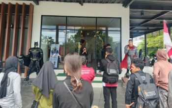 Aliansi Mahasiswa Gorontalo Utara (AMGU) menggelar aksi demonstrasi di kantor DPW Partai NasDem Provinsi Gorontalo. Foto: Adrian