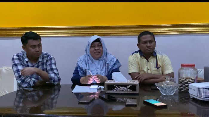 Ketua BK DPRD Gorontalo Utara, Fitri Yusup Husain (Tengah). Foto: Adrian/Simpulindo