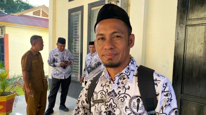 Kepala Sekolah SMP Negeri 1 Tolinggula, Rifan K. Wante. Foto: Adrian