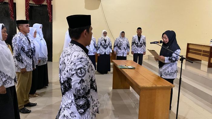 Wakil Bupati Gorut saat melantik pengurus PGRI Gorut Periode 2025-2030. Foto: Adrian