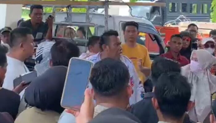 Aksi di DPRD Gorut Nyaris Chaos, Ibu Diduga Orang Tua Aleg Terlibat Adu Mulut