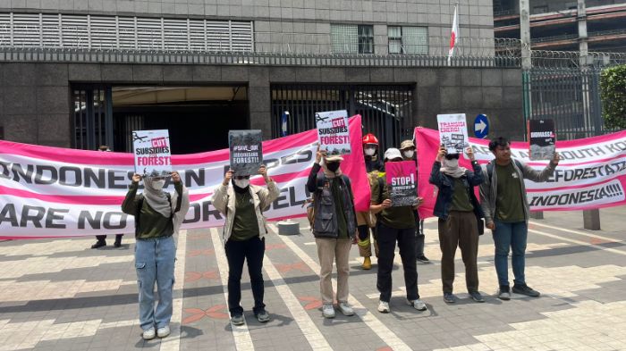 para aktivis lingkungan yang terdiri dari organisasi masyarakat sipil menggelar aksi damai di depan kantor Kedutaan Besar Jepang dan Korea Selatan di Jakarta. Foto: Dok. FWI