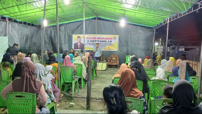 Anggota DPRD Kota Gorontalo, Sucipto Kadir saat menerima aspiras warga Dumbo Raya. Foto: Simpulindo