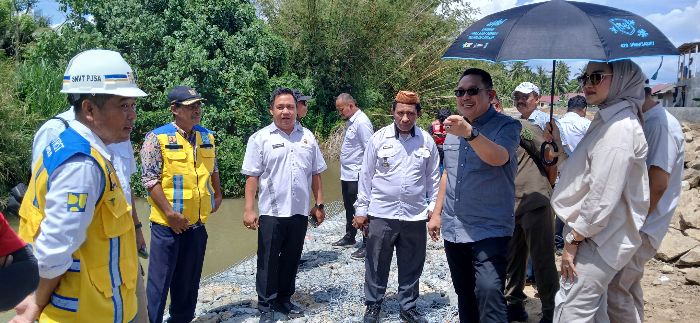 Bupati Thariq Modanggu saat menyerahkan bantuan. Foto: Adrian/Simpulindo