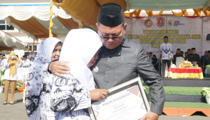 Guru SDN 7 Biau Dapat Honor Pribadi dari Bupati Thariq