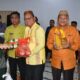Bupati Thariq Modanggu saat menyerahkan bangtuan. Foto: Adrian