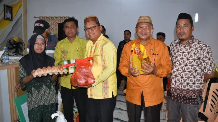 Bupati Thariq Modanggu saat menyerahkan bangtuan. Foto: Adrian