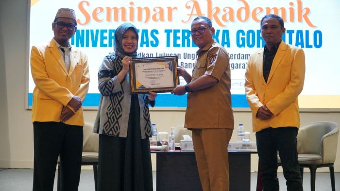 Bupati Gorut, Thariq Modanggu mendapat penghargaan tokoh pemerhati pendidikan provinsi gorontalo dari Universits Terbuka. Foto: Istimewa
