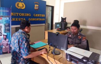 Direktur OBH Mediham saat melayangkan laporan di Polresta Gorontalo Kota. Foto: Istimewa