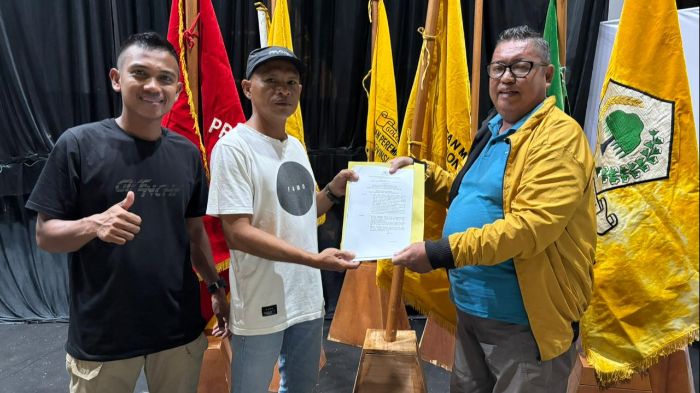 Penyerahan dokumen dilakukan oleh tim Liaison Officer (LO) calon, Ilyas Lamato dan Yahya Husain, yang mewakili Thariq Modanggu. Foto: Istimewa