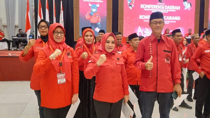 Ketua DPC PDI Perjuangan Kota Gorontalo, Yolan Polontalo (tengah). Foto: Simpulindo