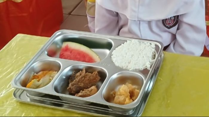 Menu MBG di salah satu sekolah dasar negeri kota gorontalo. foto: simpulindo