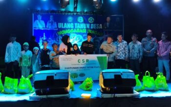 Perusahaan IGL dan BTL saat memberikan santunan kepada anak yatim di acara HUT Desa Wonggarasi Tengah. Foto: Istimewa