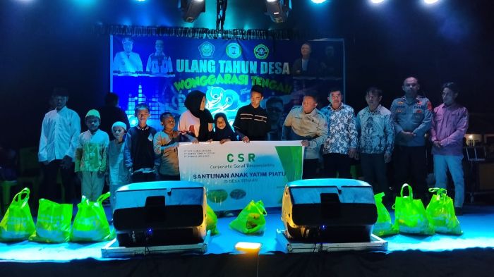 Perusahaan IGL dan BTL saat memberikan santunan kepada anak yatim di acara HUT Desa Wonggarasi Tengah. Foto: Istimewa