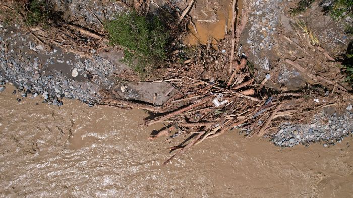 Gelondongan kayu tersapu banjir di Daerah Aliran Sungai Krueng Beutong, Kabupaten Nagan Raya, Provinsi Aceh pada 28 November 2025. Foto: Dok. Apel Green Aceh