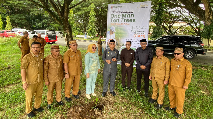 gerakan One Man Ten Trees atau satu orang menanam sepuluh pohon. Foto: Adrian/Simpulindo