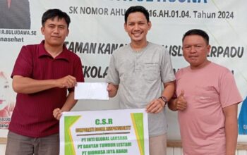 Yayasan Bahrul Ulum saat menerima bantuan dana dari perusahaan BJA Group. Foto: Istimewa