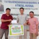 Yayasan Bahrul Ulum saat menerima bantuan dana dari perusahaan BJA Group. Foto: Istimewa