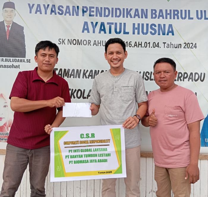 Yayasan Bahrul Ulum saat menerima bantuan dana dari perusahaan BJA Group. Foto: Istimewa
